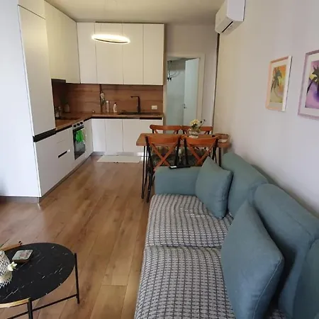 Erli's * Golem (Tirana)